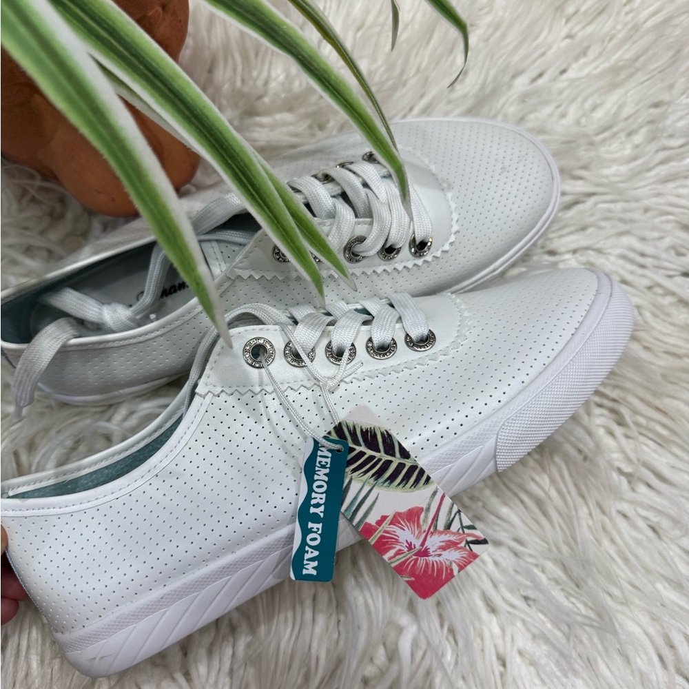 New🌿Tommy Bahama White
Perforated Lace-Up Sneakers